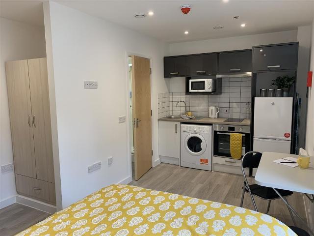 Studio for rent in The King's Mile, The Bridge
