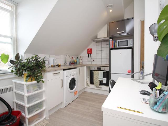 Studio for rent in The King's Mile, The Bridge