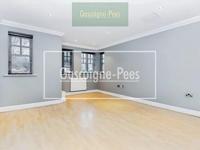 Apartment for rent in Blackhills, Surrey