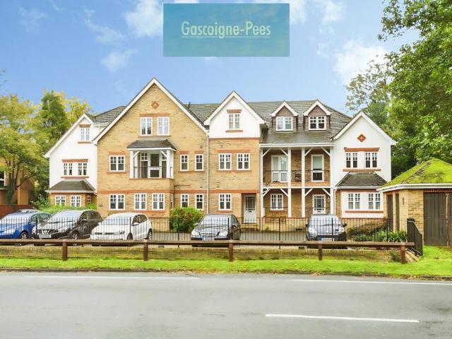 Apartment for rent in Blackhills, Surrey