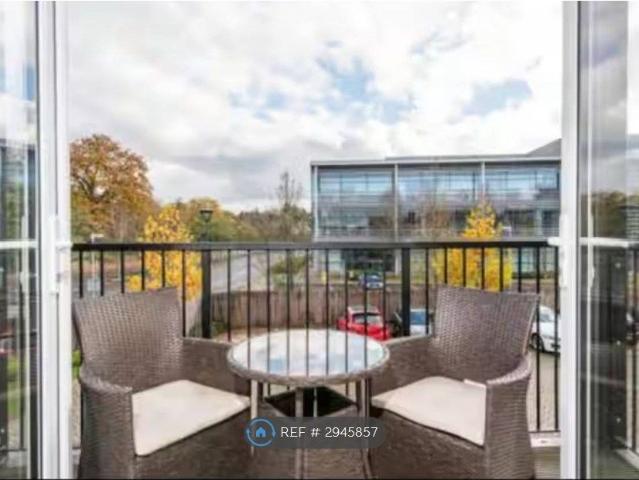 Apartment for rent in Row Town, Surrey