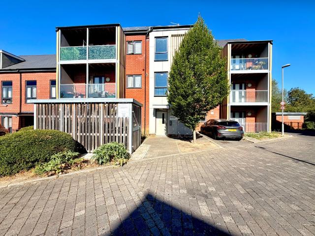 Apartment for rent in Clayhall, Greater London