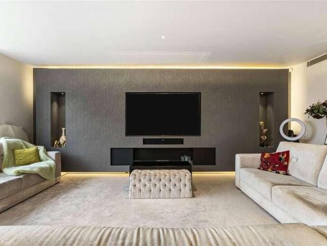 House for rent in Oakleigh Park, Greater London