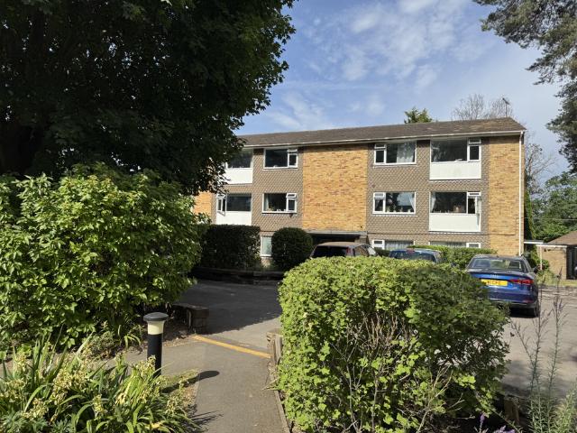 Apartment for rent in Row Town, Surrey
