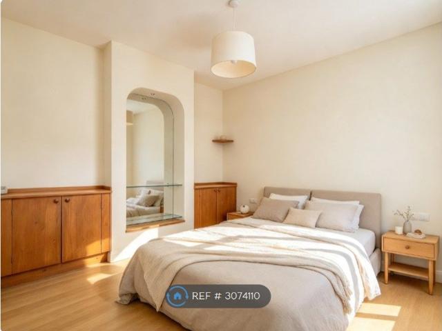 Room for rent in South Wimbledon, Greater London