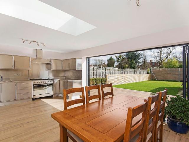 Apartment for rent in London Borough of Merton, Merton Park