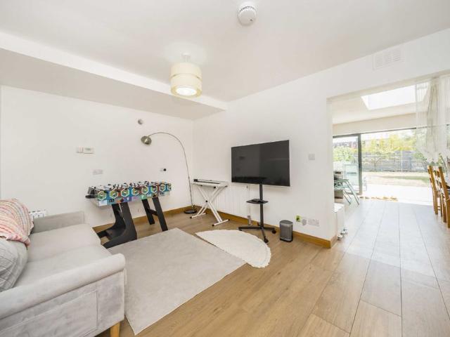 House for rent in London Borough of Merton, Raynes Park
