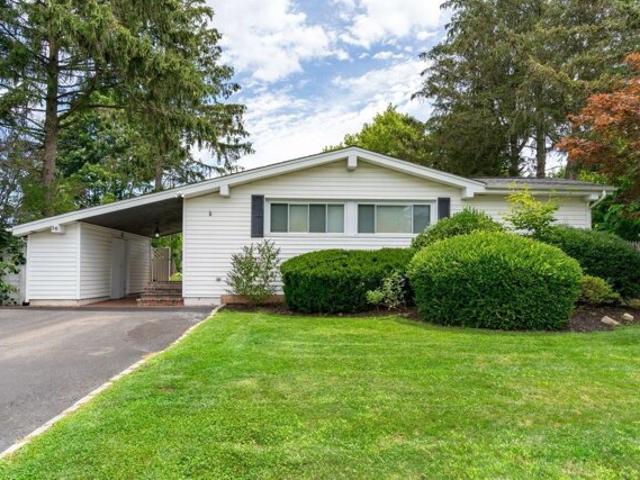 House for sale in Commack