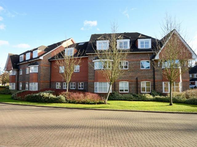 Apartment for rent in Blackhills, Surrey