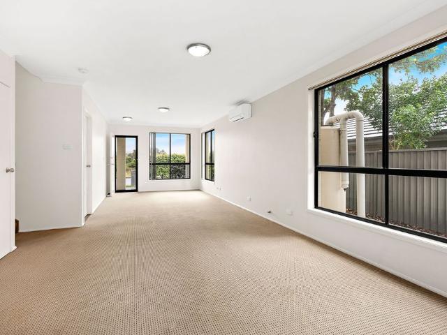 Townhouse for rent in Wollongong West, New South Wales