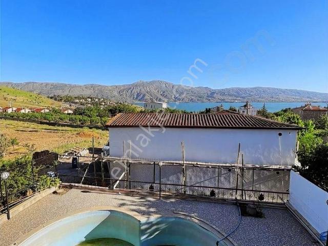 Sivrice içerisinde satılık Villa