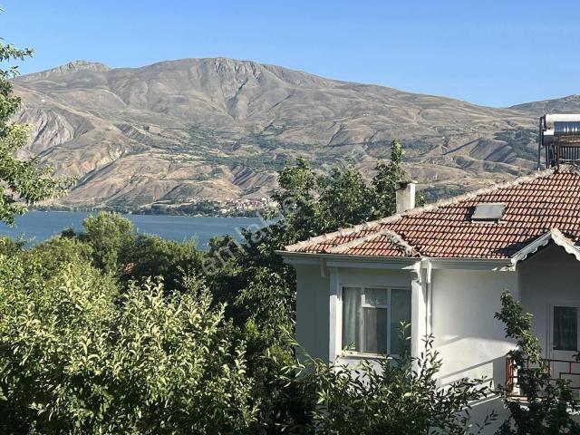 Sivrice içerisinde satılık Villa