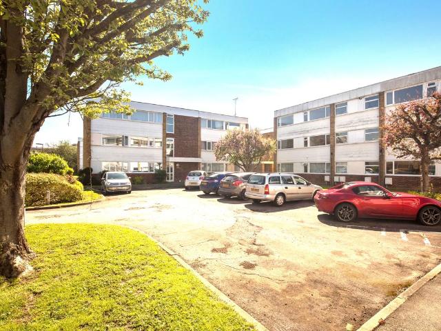 Apartment for rent in Row Town, Surrey