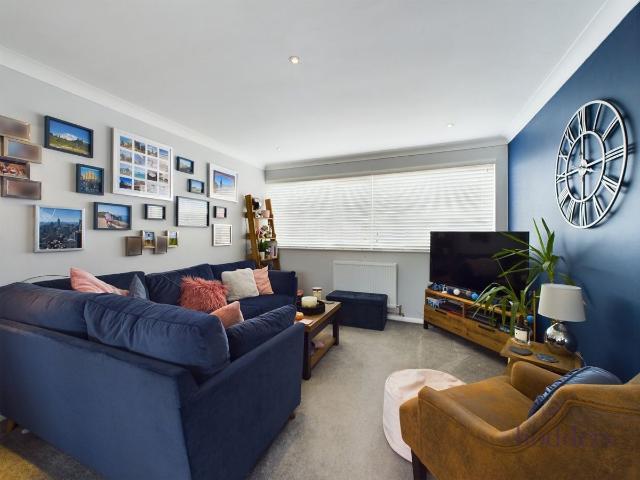 Apartment for rent in Row Town, Surrey
