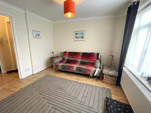 Apartment for rent in Row Town, Surrey