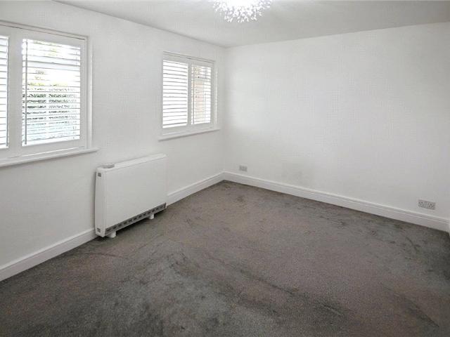 Apartment for rent in Row Town, Surrey