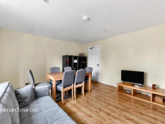 Room for rent in Summerstown, Greater London