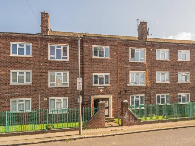 Apartment for rent in Summerstown, Greater London