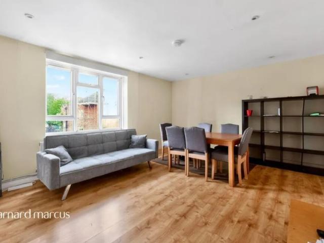 Apartment for rent in Summerstown, Greater London