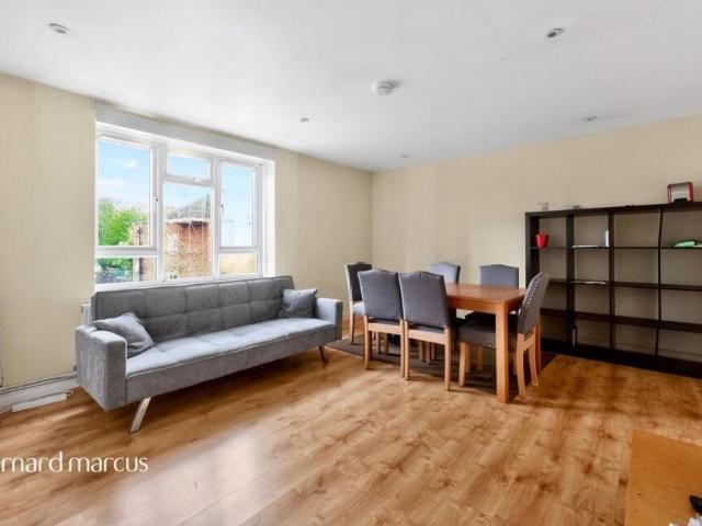 Apartment for rent in Summerstown, Greater London