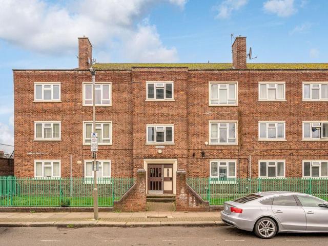 Apartment for rent in Summerstown, Greater London