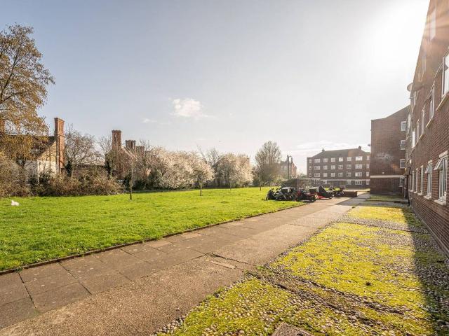 Apartment for rent in Summerstown, Greater London