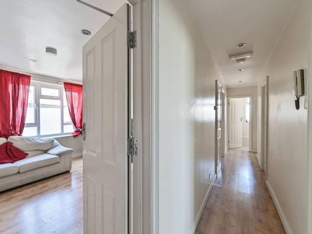 Apartment for rent in Summerstown, Greater London