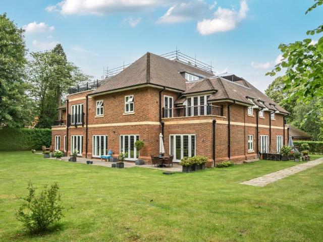 Apartment for rent in Walton On The Hill, Red Hill