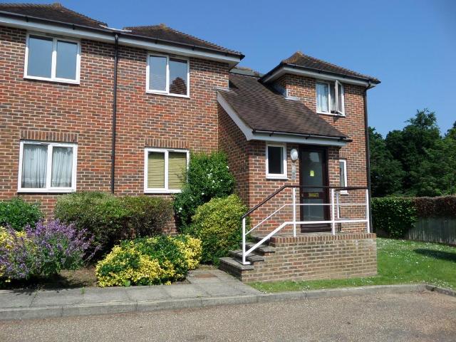 Apartment for rent in Perryfields, West Sussex