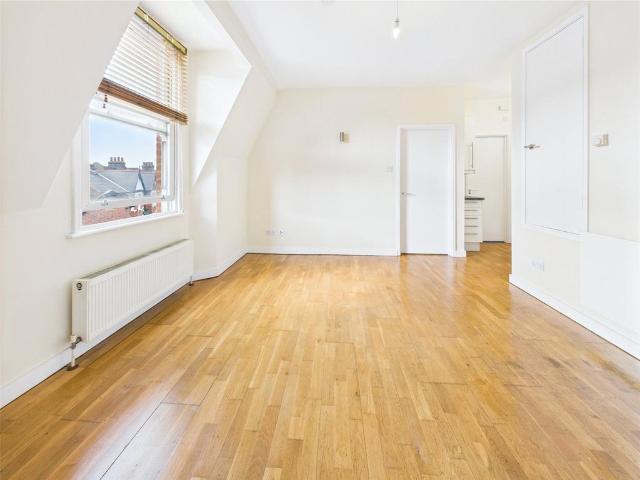 Apartment for rent in Strawberry Hill, Greater London