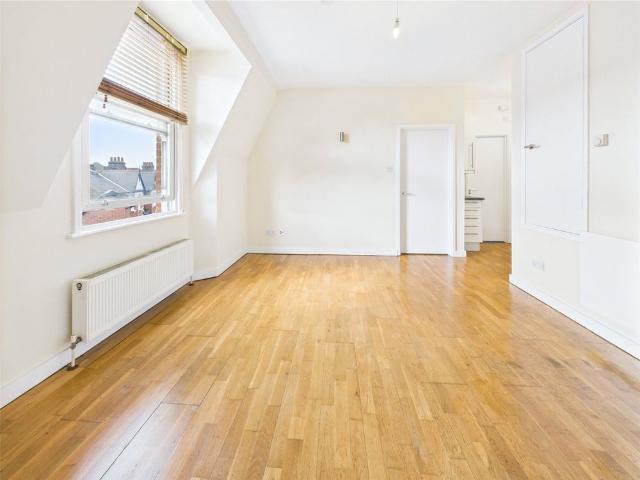 Apartment for rent in Strawberry Hill, Greater London