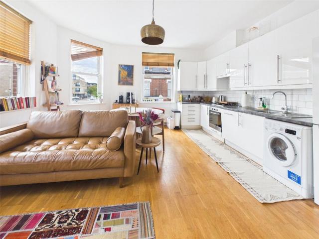 Apartment for rent in Strawberry Hill, Greater London
