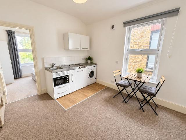 Apartment for rent in Strawberry Hill, Greater London