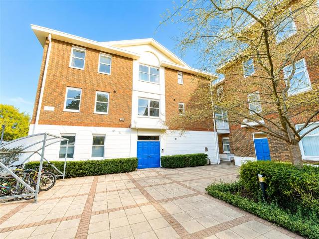 Apartment for rent in Perryfields, West Sussex