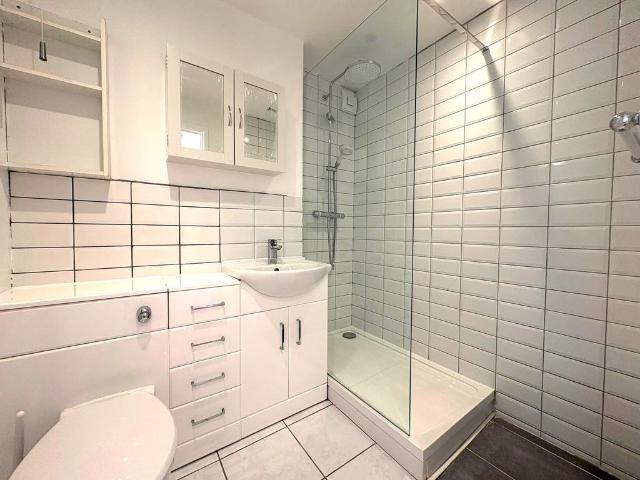 Apartment for rent in London Borough of Merton, Collier's Wood