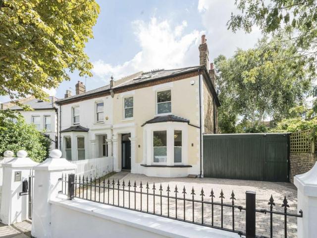 House for rent in London Borough of Hounslow, Strand