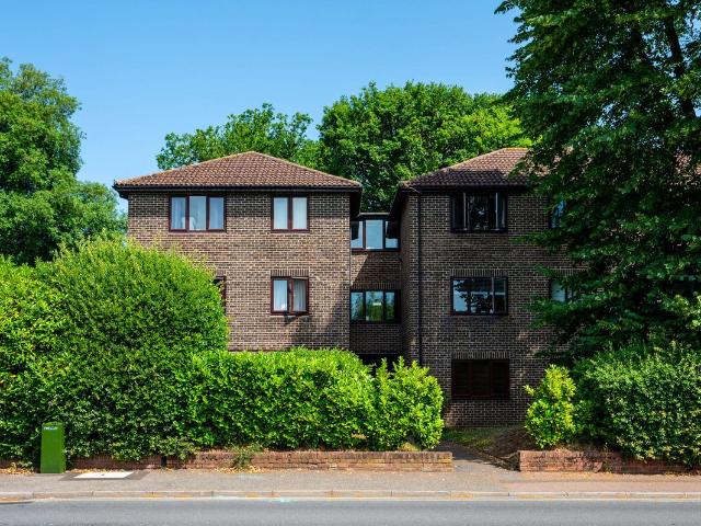 Apartment for rent in Horsell, Woking