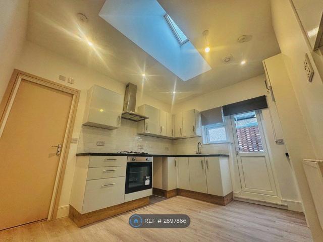 Apartment for rent in London Borough of Merton, Mitcham