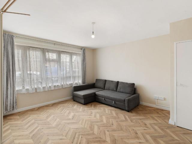 Studio for rent in Glyndon, Plumstead