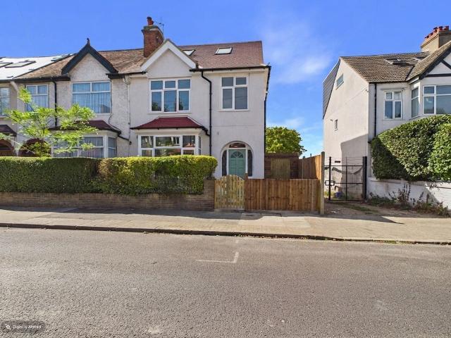 Apartment for rent in Furzedown, Greater London