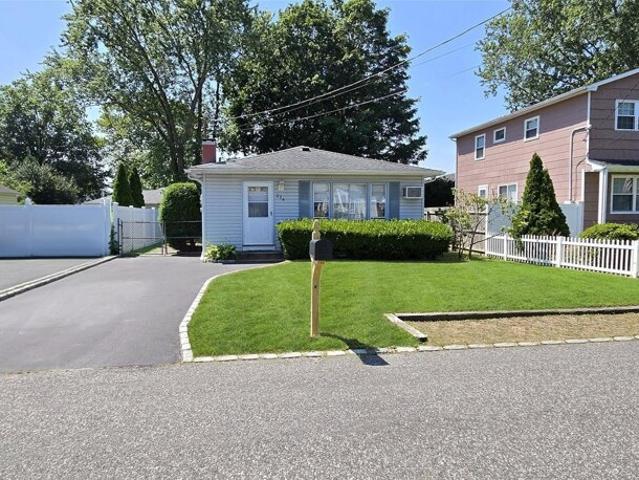 House for sale in Holbrook
