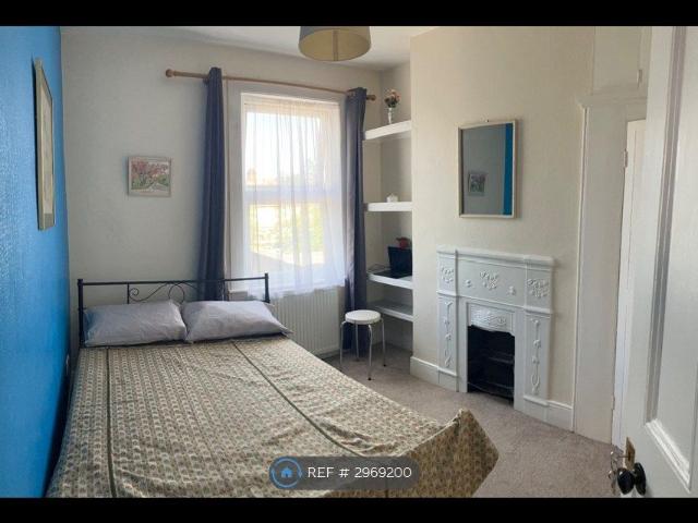 Room for rent in Burnt Oak, Greater London