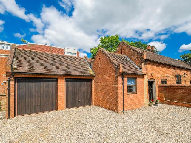 Apartment for rent in Ivy Chimneys, Epping Forest
