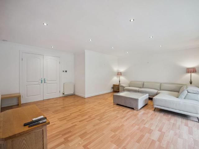 Apartment for rent in Bearsden, Scotland