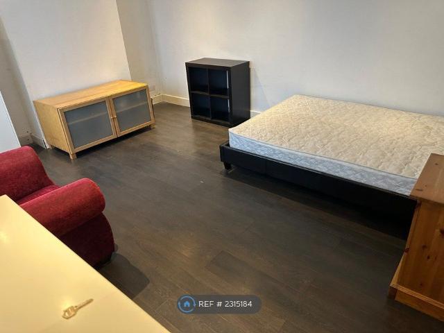 Room for rent in New Town, Monks Orchard
