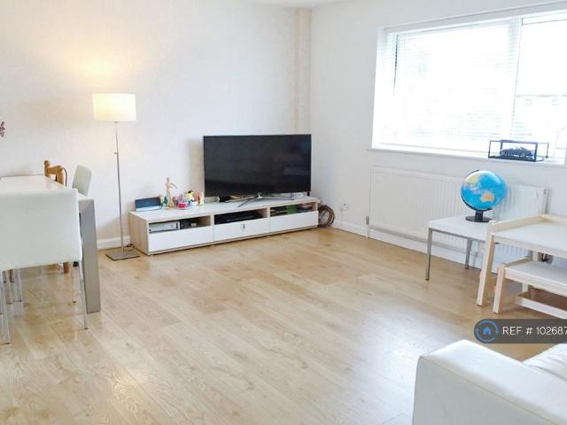 Apartment for rent in London Borough of Merton, Merton Park