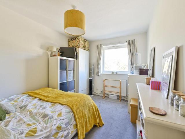 Apartment for rent in London Borough of Merton, Merton Park