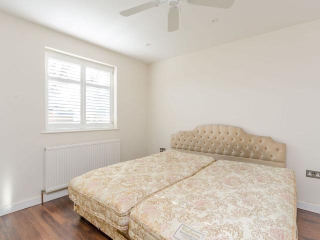 Apartment for rent in London Borough of Merton, Merton Park