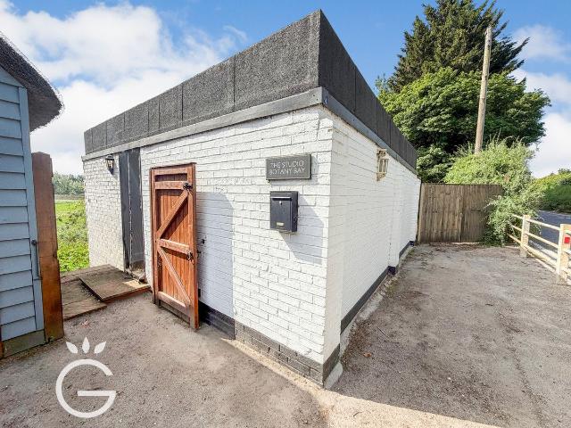 Studio for rent in Dunsden Green, Berrick Salome