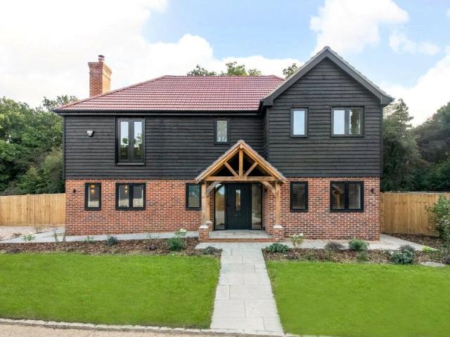 Apartment for rent in Warren Farm, Greater London
